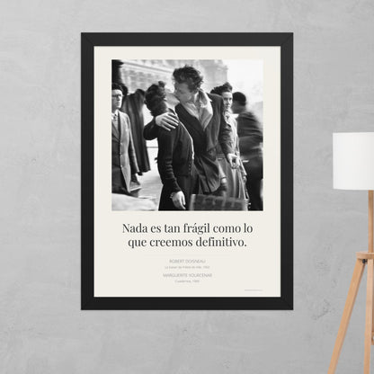 Nada es tan frágil como lo que creemos definitivo: una combinación entre Robert Doisneau y Marguerite Yourcenar. Edición limitada.